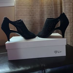 NWT beautiful ,Women's Black Hyrine Shooties.